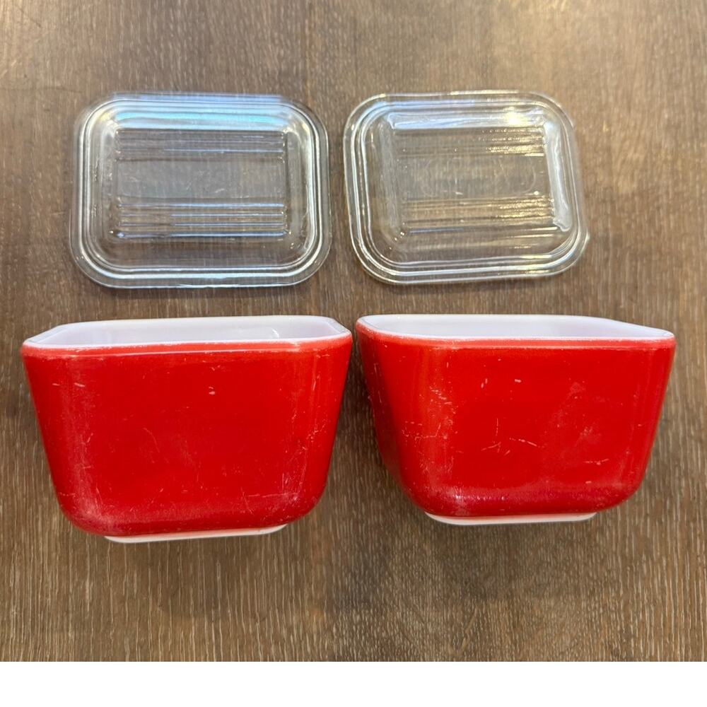 PYREX Set of 2 Red Small Refrigerator Dishes Containers + Ribbed Lids